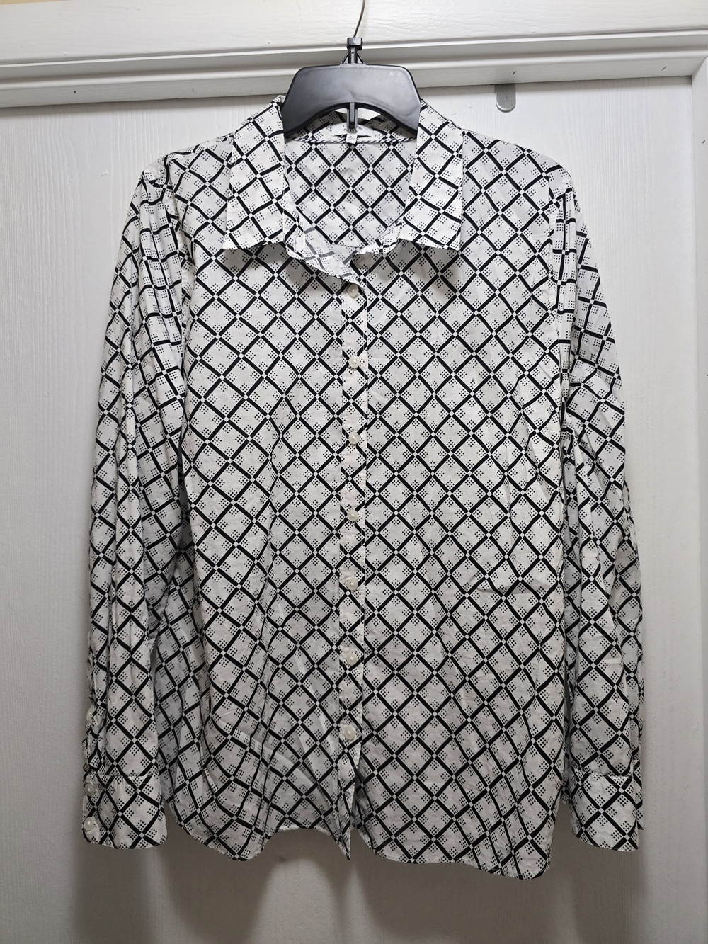 crown & ivy Black and White Geometric Button-Front Blouse
